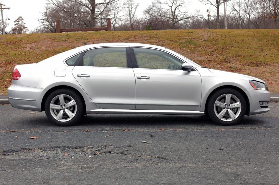  Volkswagen Passat 2.5L SEL Premium 2012 года  (фото 7 из 36)